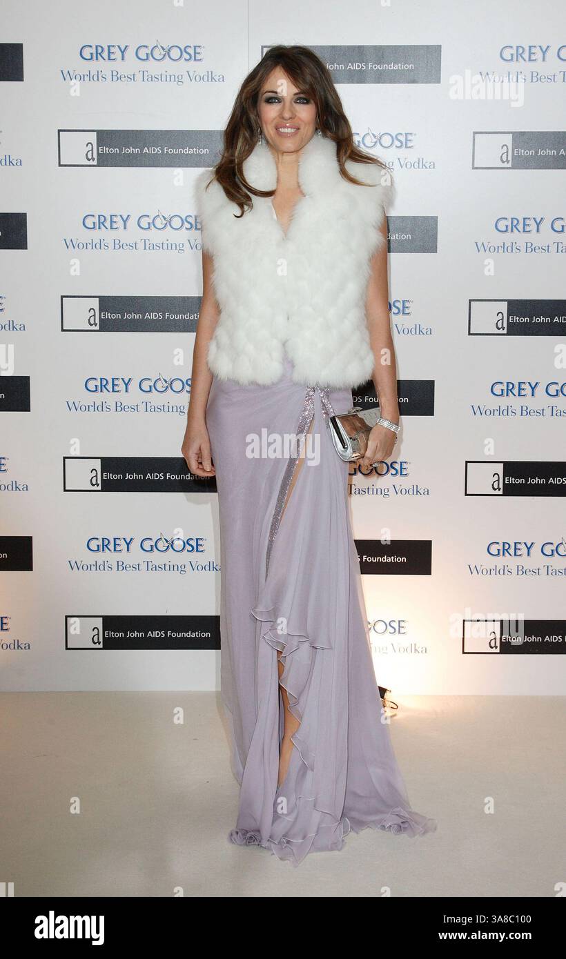 Dezember 2009 – London, Großbritannien, USA – 13. Dezember 2009 – London, England – Elizabeth Hurley. Der Grey Goose Charakter und Cocktails Ball im Gorsvenor House Hotel. Foto: Steve Ross/Capital Pictures (Foto: © Steve Ross) Stockfoto