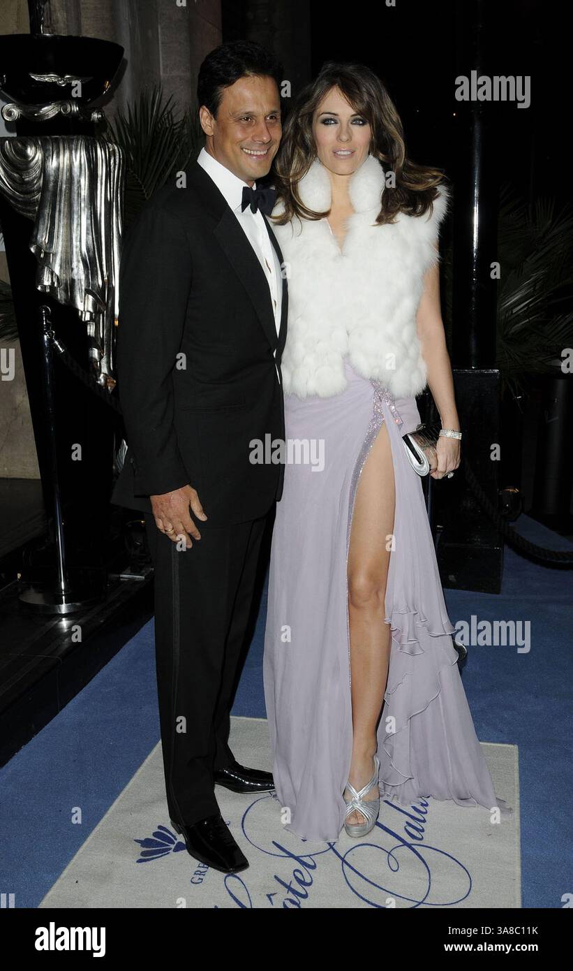 Dezember 2009 – London, Großbritannien, USA – 13. Dezember 2009 – London, England – Elizabeth Hurley und Arun Nayer. Der Grey Goose Charakter und Cocktails Ball im Gorsvenor House Hotel. Foto: Can Nguyen/Capital Pictures (Foto: © Can Nguyen) Stockfoto