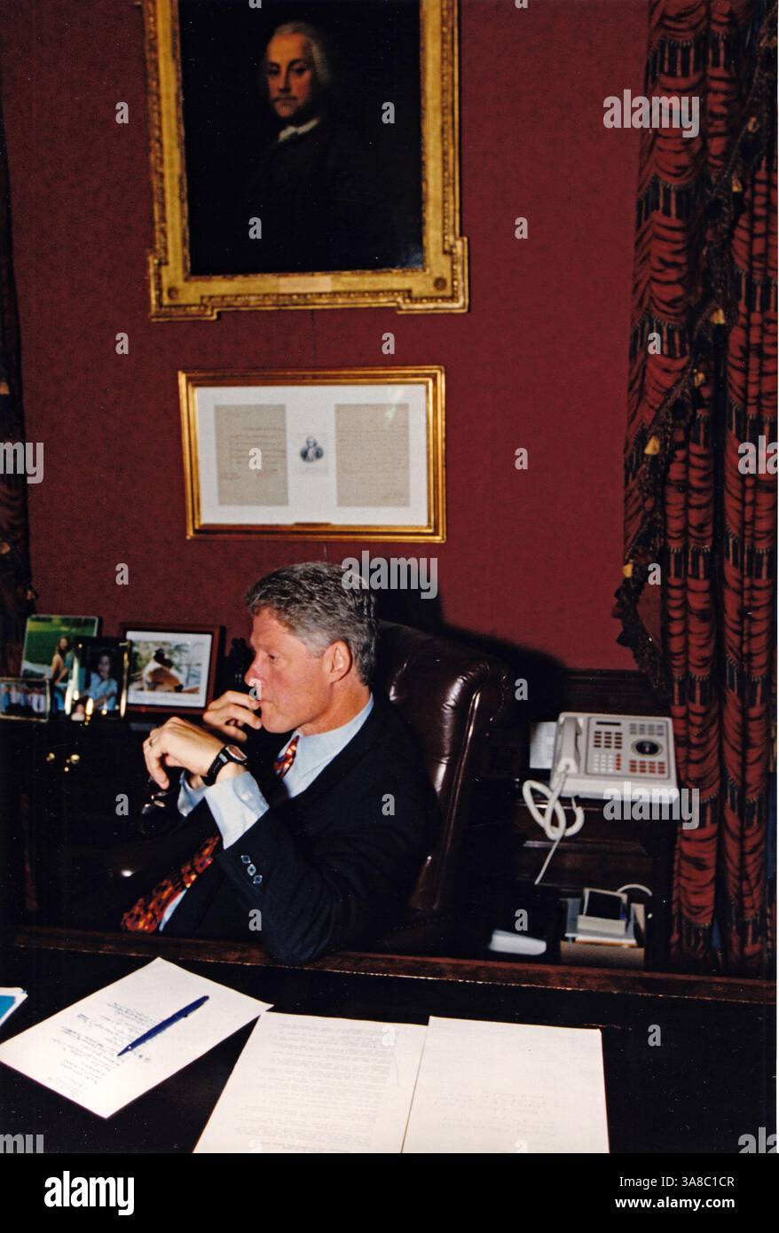 3. September 2017 – Washington, District of Columbia, Vereinigte Staaten von Amerika – US-Präsident Bill Clinton telefoniert am 21. September 1993 in der Residenz des Weißen Hauses an Präsident Boris Jelzin aus Russland. Credit: White House via CNP (Credit Image: © White House/CNP via ZUMA Wire) Stockfoto