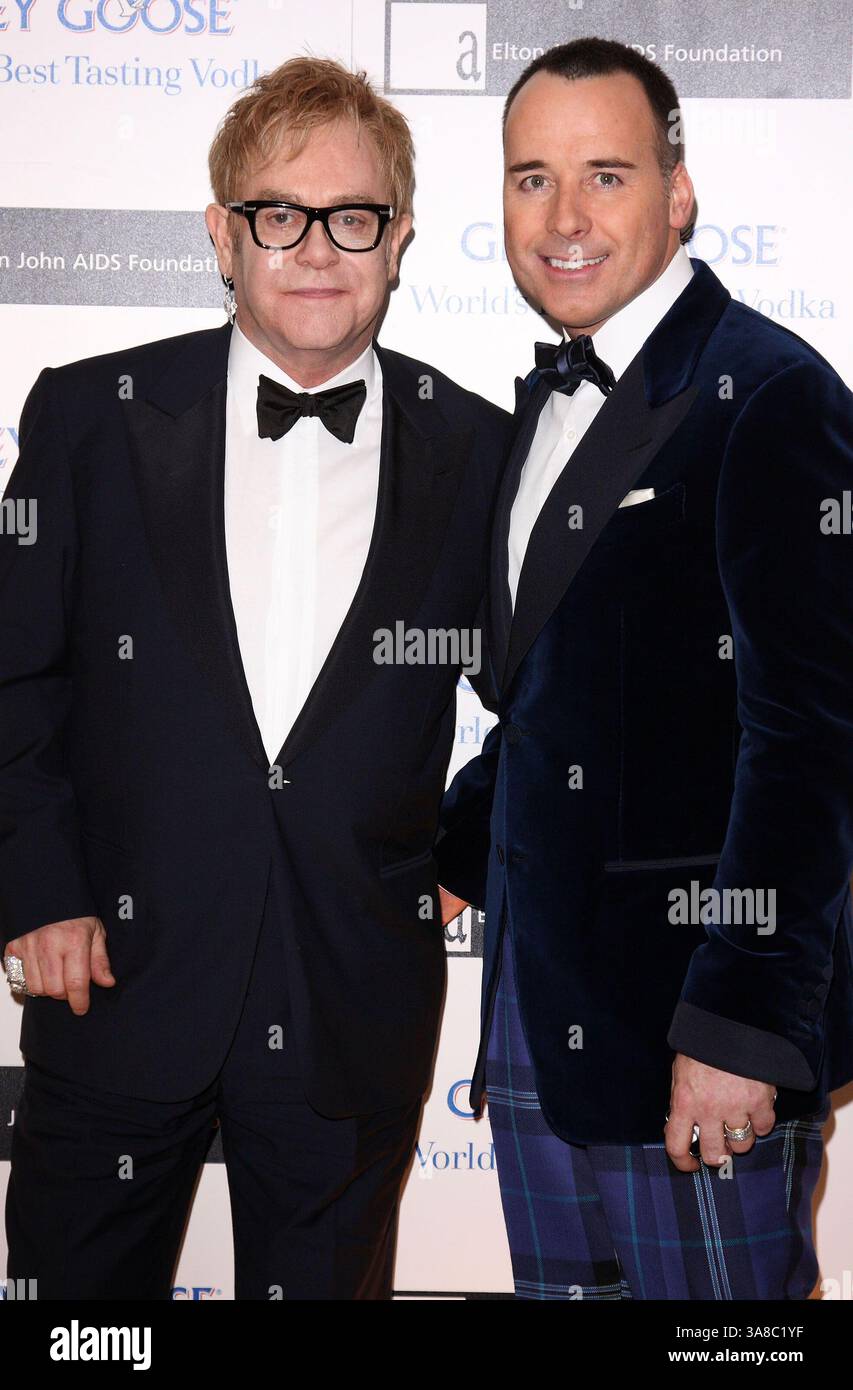 24. Oktober 2017 – London, Großbritannien, USA – 13. Dezember 2009 – London, England – Elton John and David Furish. Der Grey Goose Charakter und Cocktails Ball im Gorsvenor House Hotel. Foto: Steve Ross/Capital Pictures (Foto: © Steve Ross) Stockfoto
