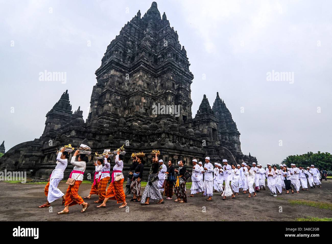 28. März 2025, Sleman, Yogyakarta, Indonesien: Hindus führen ein Gebetsritual durch, indem sie während der Pradaksina-Prozession während der Tawur-Agung-Kesanga-Zeremonie am 28. März 2025 im Prambanan-Tempel in Sleman, Yogyakarta, opfern. Diese Zeremonie findet einen Tag vor dem Nyepi-Tag statt, an dem indonesische Hindus keine Aktivitäten wie Kochen, Essen, Trinken, Arbeiten und Reisen durchführen. Tawur Agung ist ein Reinigungsritual, um die Elemente Erde, Wasser, Feuer und Luft auszugleichen, und ist ein Moment der Selbstreflexion vor dem Eintritt in das Penyepian Catur Brata. (Bild: © Antonius Jagad SR/ZUMA Pre Stockfoto