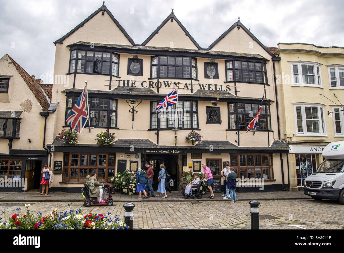 Wells, Großbritannien, 4. August 2023: The Crown at Wells Old Pub. Stockfoto