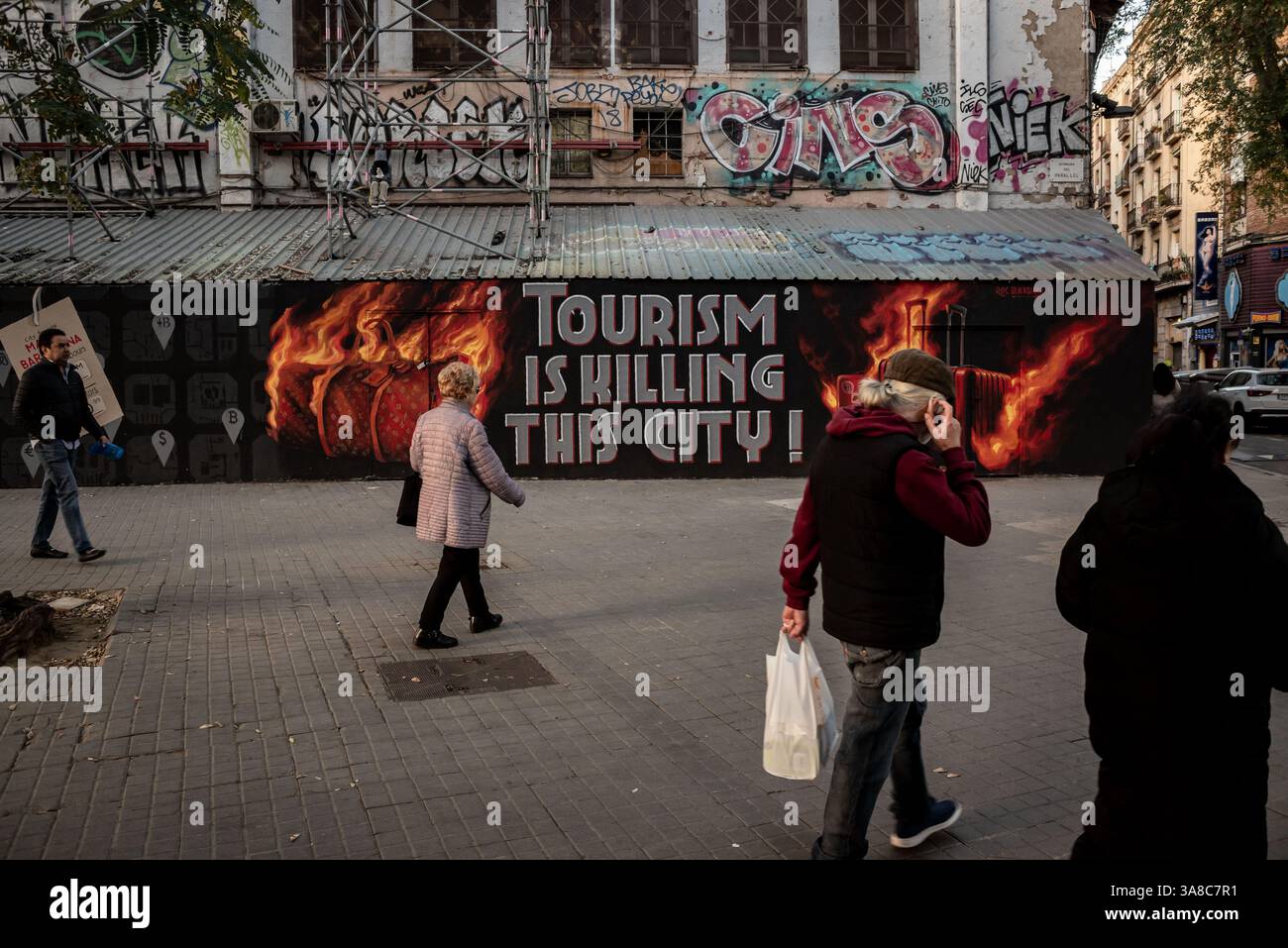 28. März 2025, Barcelona, Spanien: Im Viertel El Raval von Barcelona kommt man an einem Anti-Tourismus-Graffiti vorbei, in dem es heißt: "Tourismus tötet diese Stadt". In der katalanischen Hauptstadt, einem der wichtigsten Reiseziele der Welt, gibt es seit Jahren Proteste gegen den Massentourismus. Quelle: Jordi Boixareu/Alamy Live News Stockfoto