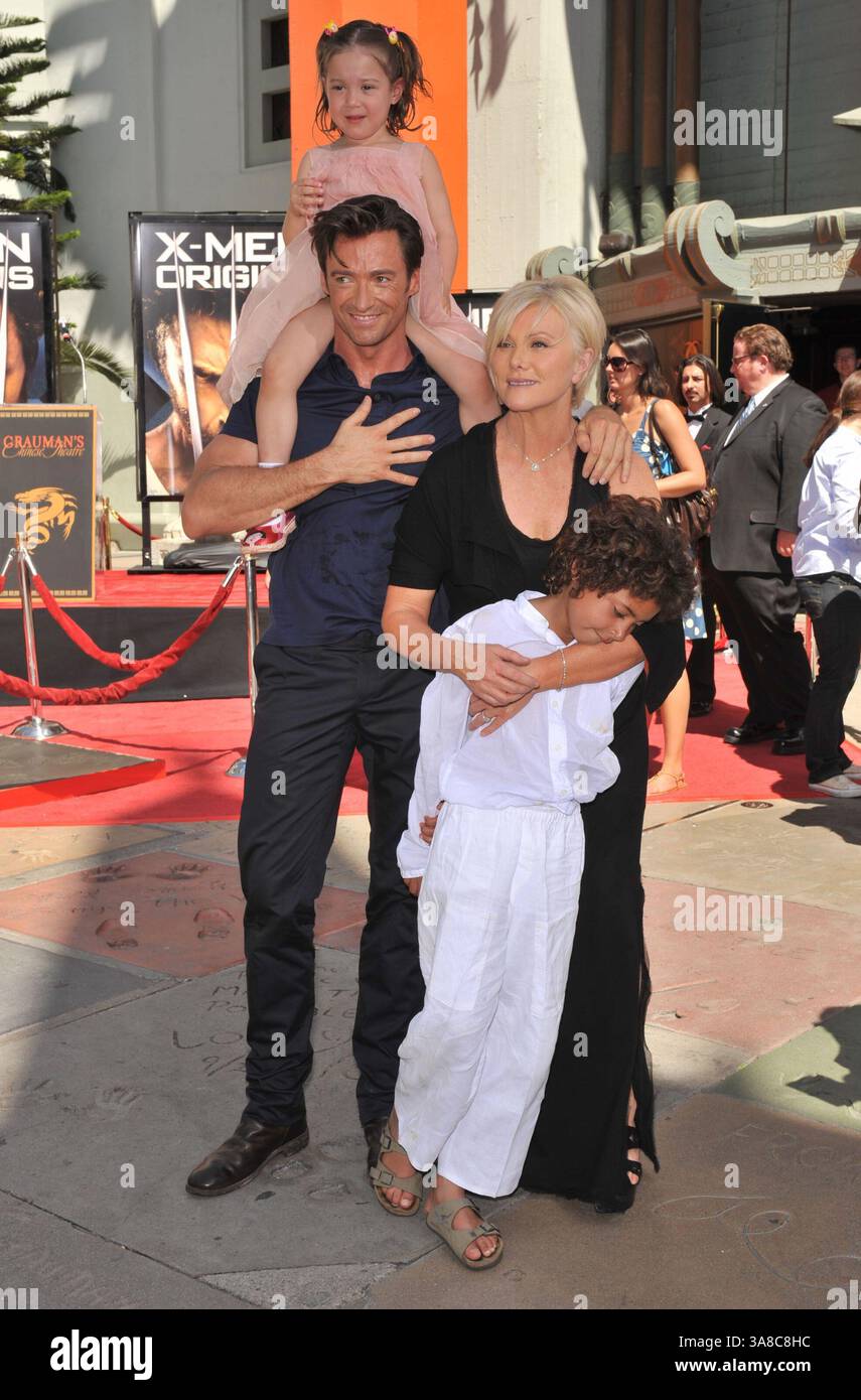 21. April 2009 – Hollywood, CA, USA – 21. April 2009 – Hollywood, Kalifornien – Hugh Jackman, Ehefrau Deborra-Lee Furness und Kinder. Hugh Jackman Hand- und Footprint-Zeremonie im Grauman's Chinese Theatre. Jackmans neuester Film „X-Men Origins: Wolverine“ wird am 1. Mai eröffnet. Foto: Jaguar/AdMedia (Foto: © Jaguar/AdMedia via ZUMA Wire) Stockfoto