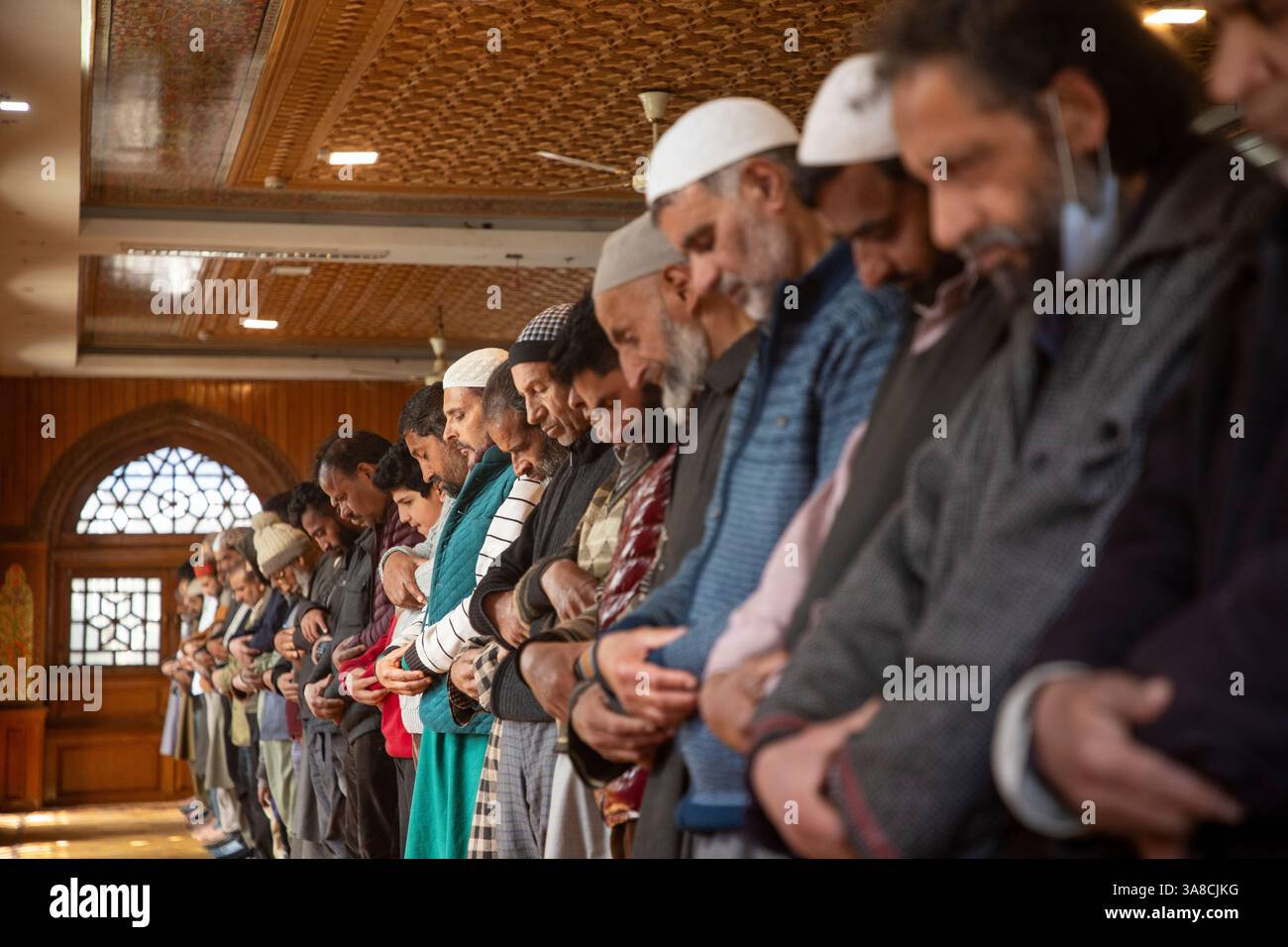 Srinagar, Indien. März 2025. Kaschmiri-Muslime halten am vergangenen Freitag Gebete (Jumat-ul-Vida) des Ramadan am Schrein des muslimischen Predigers und des Sufi-heiligen Scheich Syed Abdul Qadir Jeelani in der Innenstadt von Srinagar. Muslime auf der ganzen Welt feiern den heiligen Monat Ramadan, indem sie nachts beten und in der Zeit zwischen Sonnenaufgang und Sonnenuntergang auf Essen und Trinken verzichten. Quelle: SOPA Images Limited/Alamy Live News Stockfoto