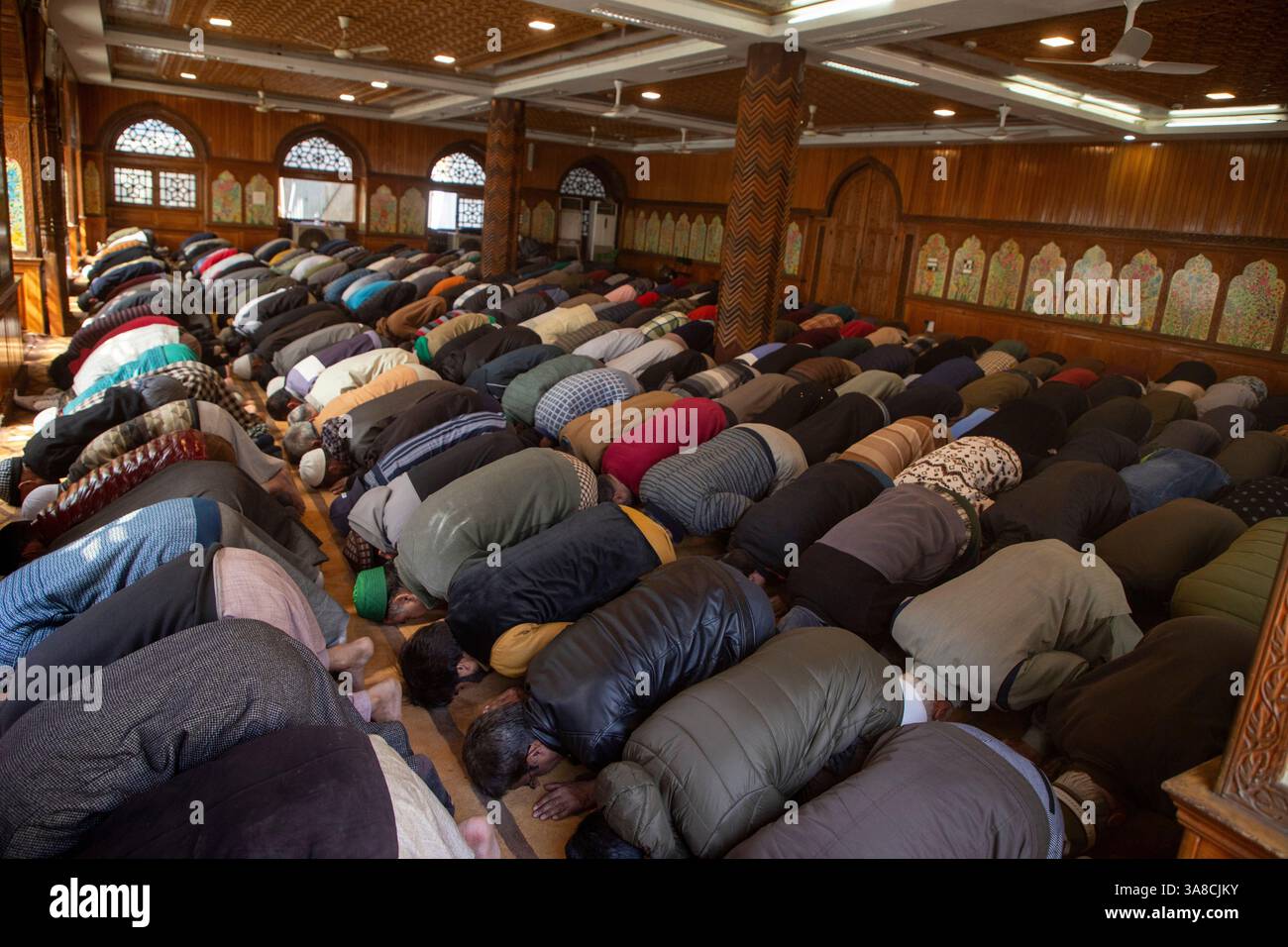 Srinagar, Indien. März 2025. Kaschmiri-Muslime halten am vergangenen Freitag Gebete (Jumat-ul-Vida) des Ramadan am Schrein des muslimischen Predigers und des Sufi-heiligen Scheich Syed Abdul Qadir Jeelani in der Innenstadt von Srinagar. Muslime auf der ganzen Welt feiern den heiligen Monat Ramadan, indem sie nachts beten und in der Zeit zwischen Sonnenaufgang und Sonnenuntergang auf Essen und Trinken verzichten. Quelle: SOPA Images Limited/Alamy Live News Stockfoto