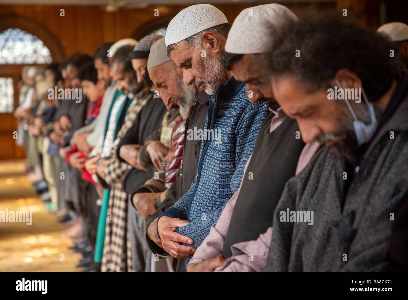 Srinagar, Indien. März 2025. Kaschmiri-Muslime halten am vergangenen Freitag Gebete (Jumat-ul-Vida) des Ramadan am Schrein des muslimischen Predigers und des Sufi-heiligen Scheich Syed Abdul Qadir Jeelani in der Innenstadt von Srinagar. Muslime auf der ganzen Welt feiern den heiligen Monat Ramadan, indem sie nachts beten und in der Zeit zwischen Sonnenaufgang und Sonnenuntergang auf Essen und Trinken verzichten. Quelle: SOPA Images Limited/Alamy Live News Stockfoto