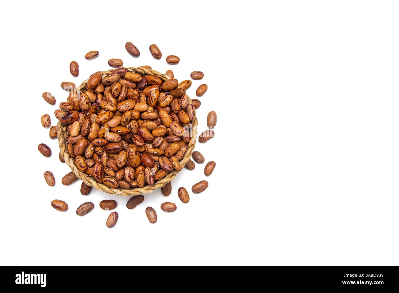 Eine Korbschale voller Kidneybohnen auf weißem Hintergrund mit Kopierraum Stockfoto
