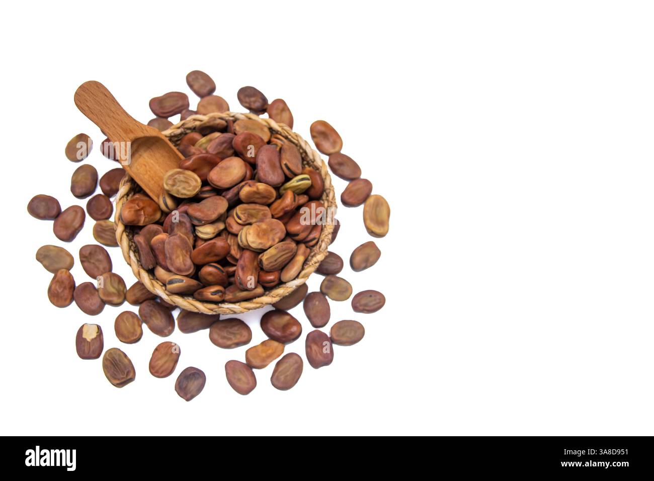 Eine Korbschale voller getrockneter Bohnen auf weißem Hintergrund mit Kopierraum Stockfoto