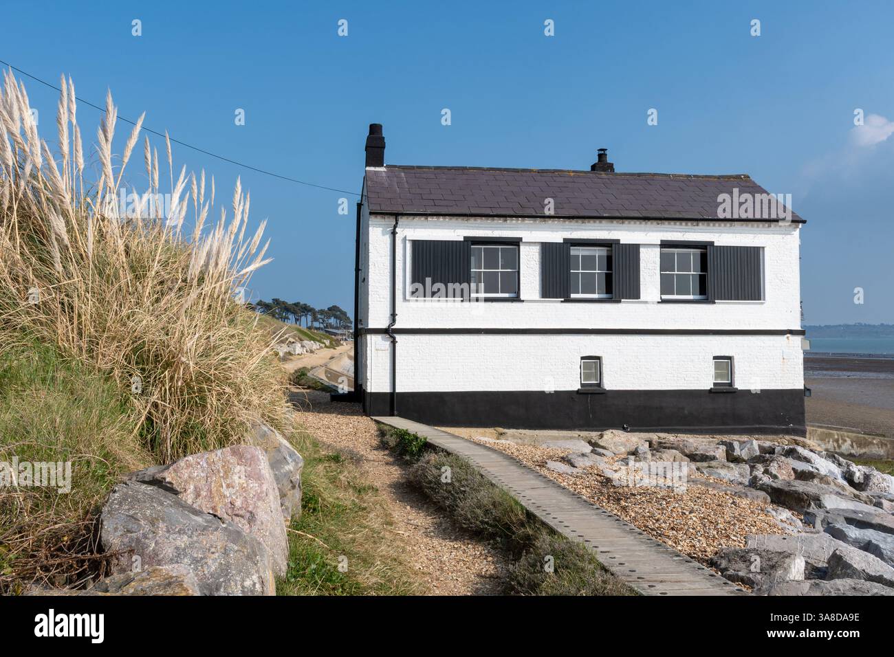Der Watch House von der Küstenwache, im Jahre 1828 fertig gebaut, auf Lepe Strand an der Südküste von Hampshire, Großbritannien Stockfoto