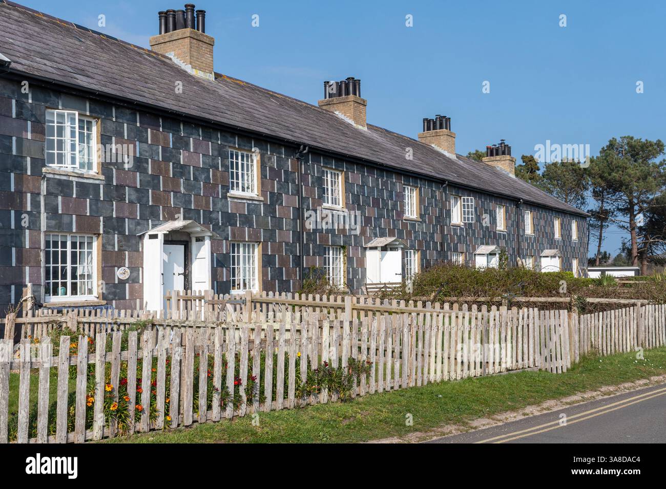 Reihe von Coastguard Cottages mit Schieferfliesen in Lepe, Hampshire, England, Großbritannien Stockfoto