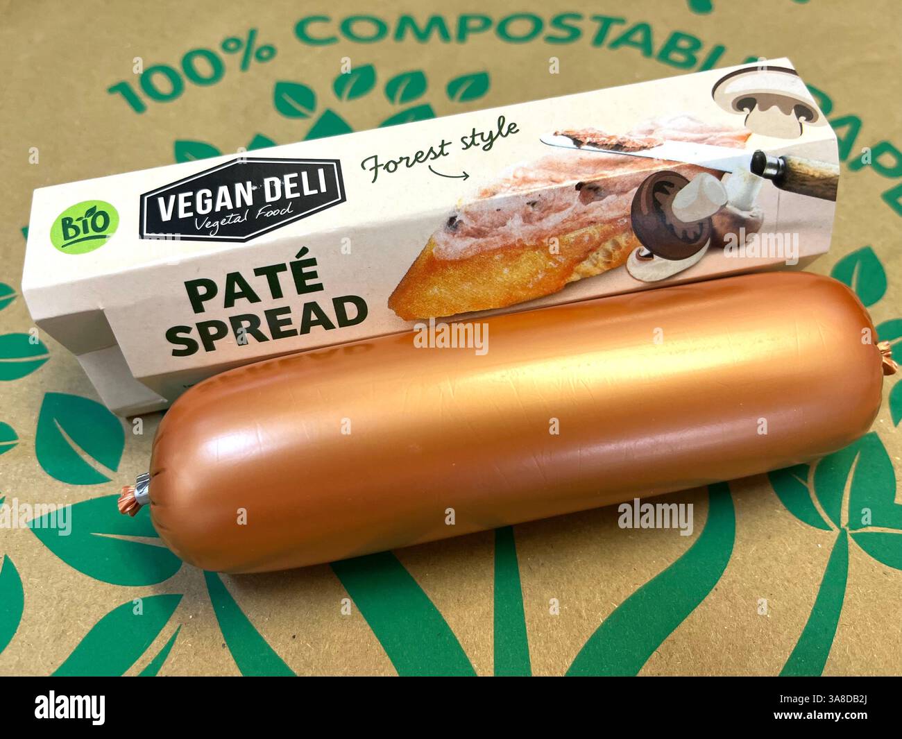 Vegane pâté, pflanzliche pâté, Bio vegane Pastete, vegane Feinkost, Waldstil, Pastetenaufstrich, pflanzliche Lebensmittel, Produkte aus Monaco, vegane Lebensmittel, Bio-Lebensmittel, Pastetenpaket Stockfoto