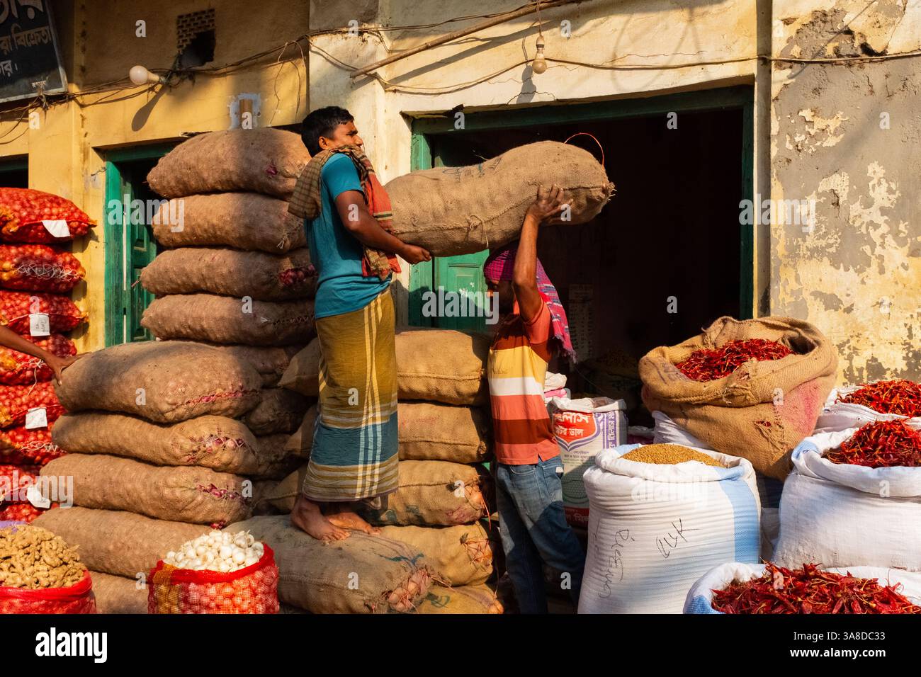 Männer mit Zwiebelsäcken, Comilla, Bangladesch Stockfoto