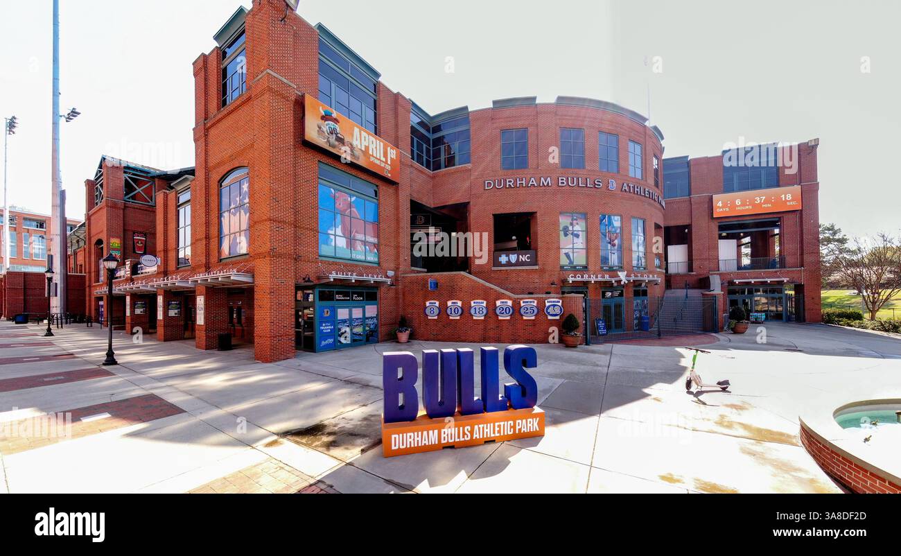Sonnige Tagesdrohne Bilder des Durham Bulls Athletic Park und der Umgebung in Downtown Durham North Carolina. Stockfoto