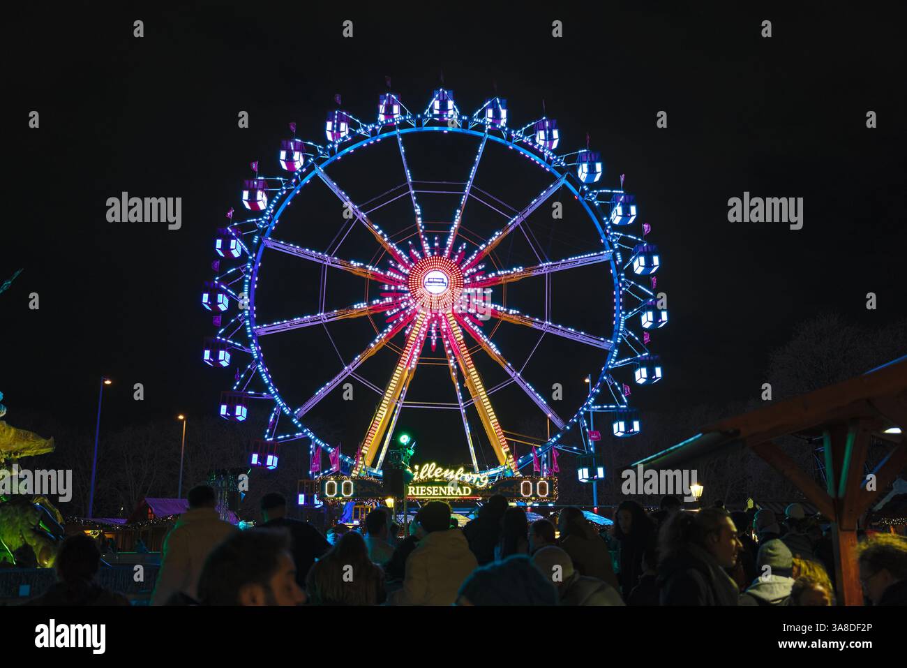 Fahrt mit dem riesenrad auf dem weihnachtsmarkt am Alexanderplatz, Berlin Stockfoto