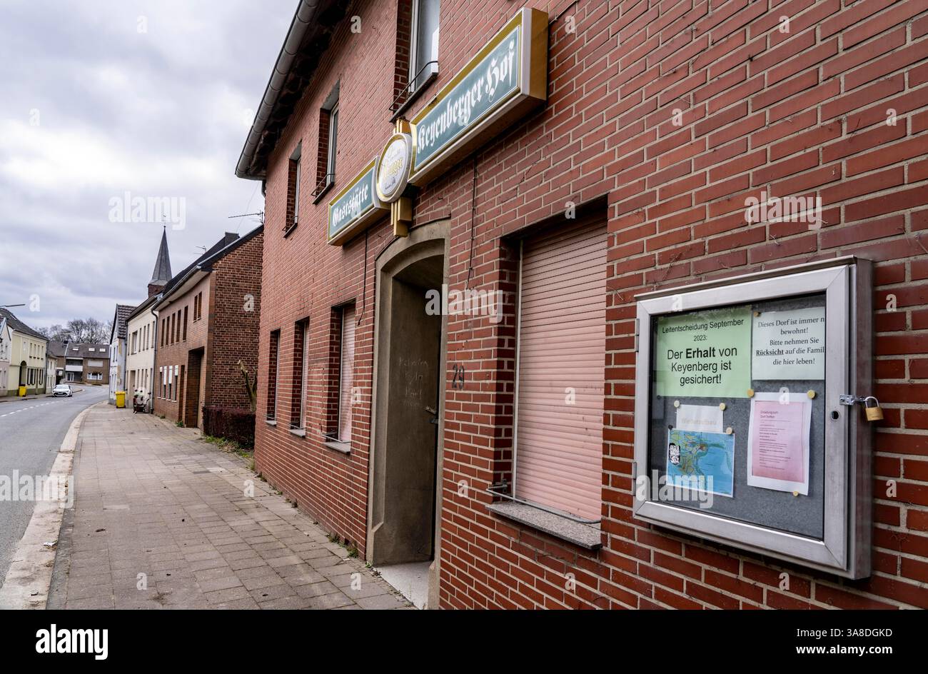Geschlossenes Restaurant im Dorf Keyenberg im Braunkohlebergwerk Garzweiler II. Das ursprüngliche Dorf sollte abgerissen werden, aber es Stockfoto