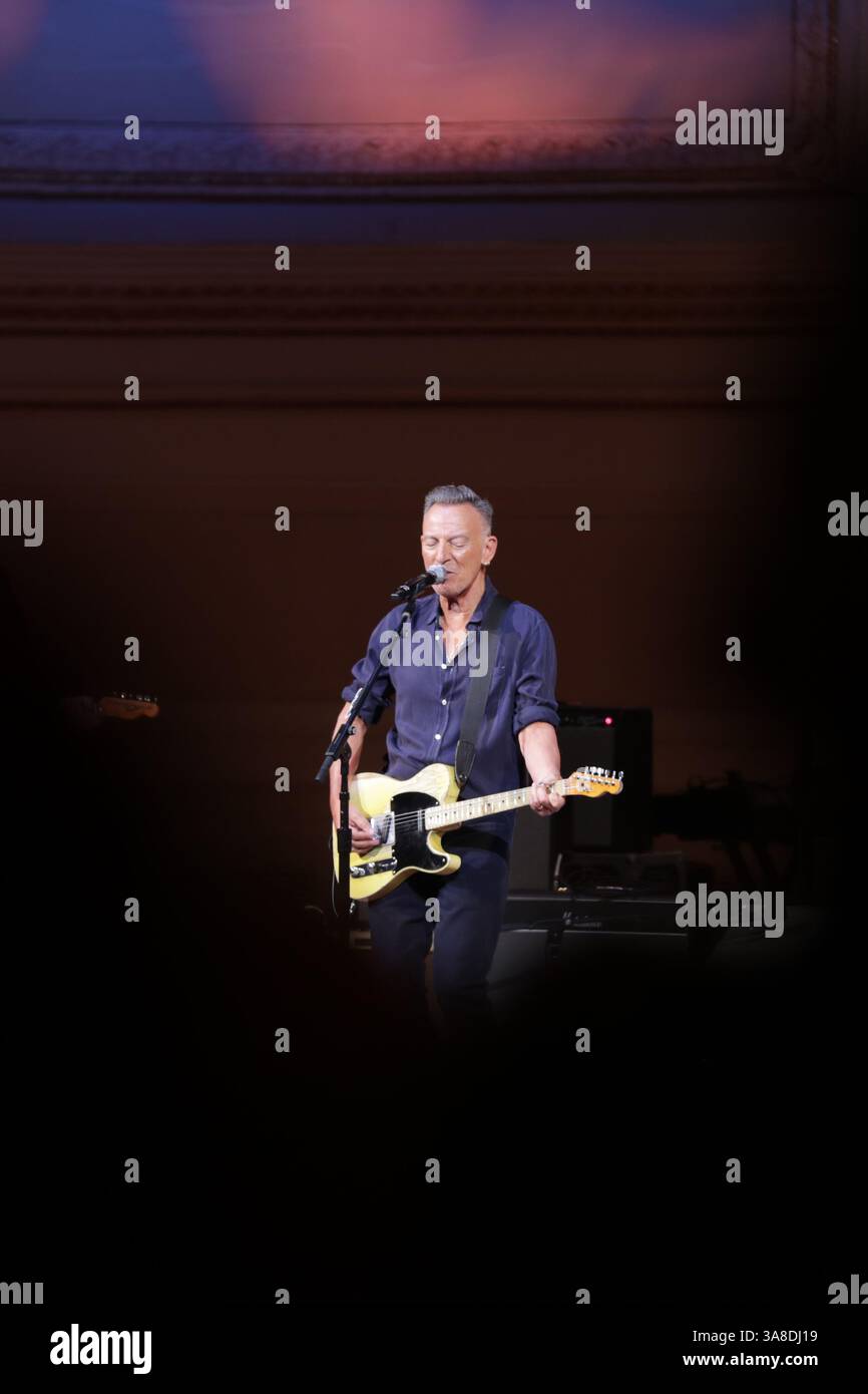 NEW YORK, NEW YORK – 26. MÄRZ 2025: Bruce Springsteen nahm die Bühne in der Carnegie Hall für People Have the Power: A Celebration of Patti Smith auf, eine elektrisierende Hommage an den legendären Künstler. Die Veranstaltung, die von Michael Dorf präsentiert wurde, würdigte Smiths tiefgreifenden Einfluss auf Musik, Poesie und Aktivismus und brachte eine All-Star-Besetzung zusammen, um ihre legendärsten Lieder aufzuführen. (Foto: Giada Papini Rampelotto/EuropaNewswire). Stockfoto