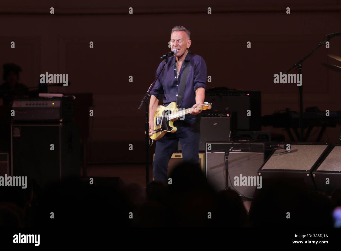 NEW YORK, NEW YORK – 26. MÄRZ 2025: Bruce Springsteen nahm die Bühne in der Carnegie Hall für People Have the Power: A Celebration of Patti Smith auf, eine elektrisierende Hommage an den legendären Künstler. Die Veranstaltung, die von Michael Dorf präsentiert wurde, würdigte Smiths tiefgreifenden Einfluss auf Musik, Poesie und Aktivismus und brachte eine All-Star-Besetzung zusammen, um ihre legendärsten Lieder aufzuführen. (Foto: Giada Papini Rampelotto/EuropaNewswire). Stockfoto