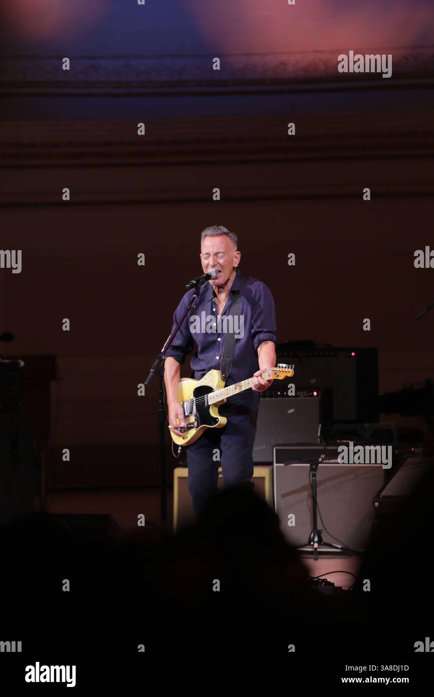 NEW YORK, NEW YORK – 26. MÄRZ 2025: Bruce Springsteen nahm die Bühne in der Carnegie Hall für People Have the Power: A Celebration of Patti Smith auf, eine elektrisierende Hommage an den legendären Künstler. Die Veranstaltung, die von Michael Dorf präsentiert wurde, würdigte Smiths tiefgreifenden Einfluss auf Musik, Poesie und Aktivismus und brachte eine All-Star-Besetzung zusammen, um ihre legendärsten Lieder aufzuführen. (Foto: Giada Papini Rampelotto/EuropaNewswire). Stockfoto