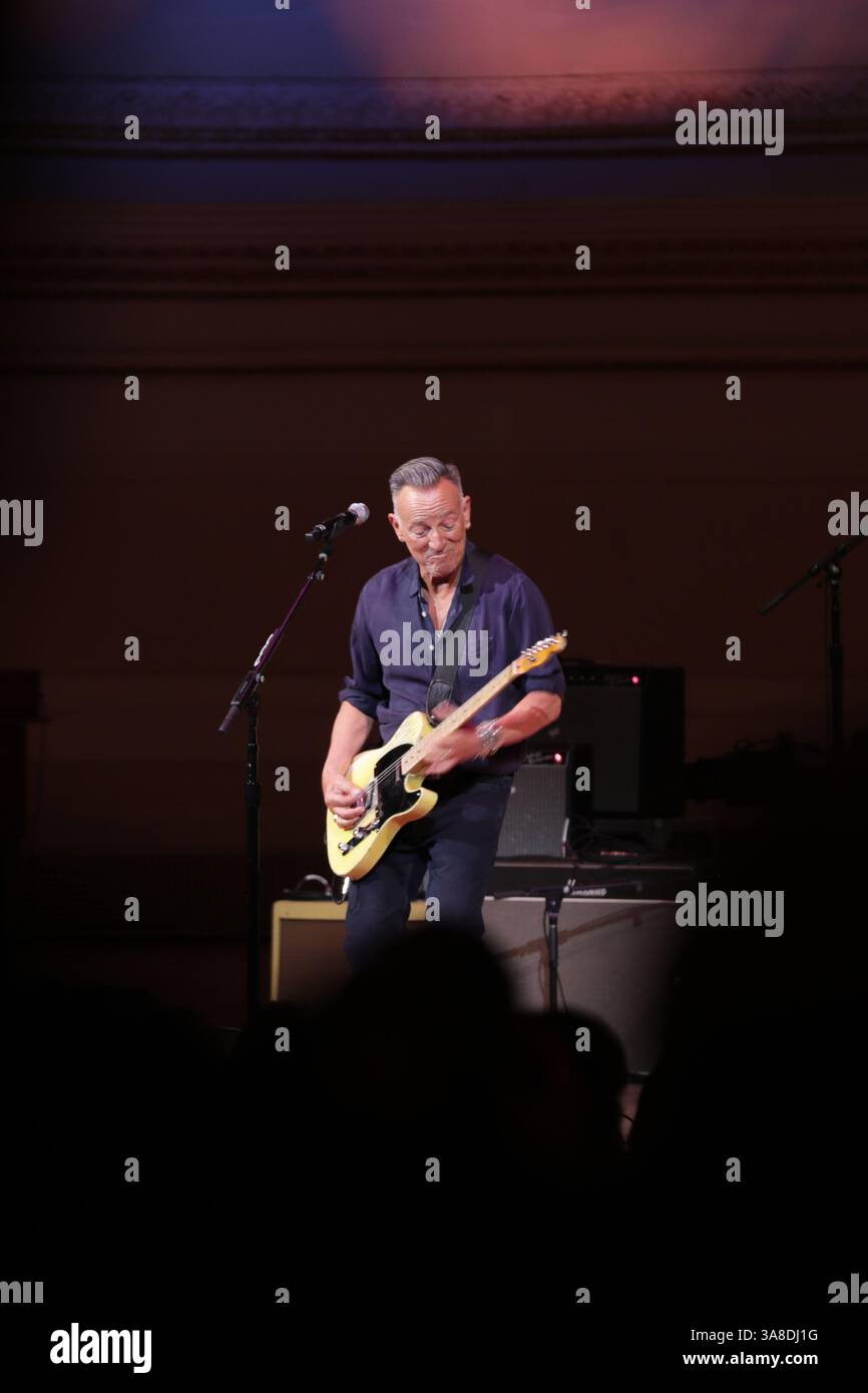 NEW YORK, NEW YORK – 26. MÄRZ 2025: Bruce Springsteen nahm die Bühne in der Carnegie Hall für People Have the Power: A Celebration of Patti Smith auf, eine elektrisierende Hommage an den legendären Künstler. Die Veranstaltung, die von Michael Dorf präsentiert wurde, würdigte Smiths tiefgreifenden Einfluss auf Musik, Poesie und Aktivismus und brachte eine All-Star-Besetzung zusammen, um ihre legendärsten Lieder aufzuführen. (Foto: Giada Papini Rampelotto/EuropaNewswire). Stockfoto