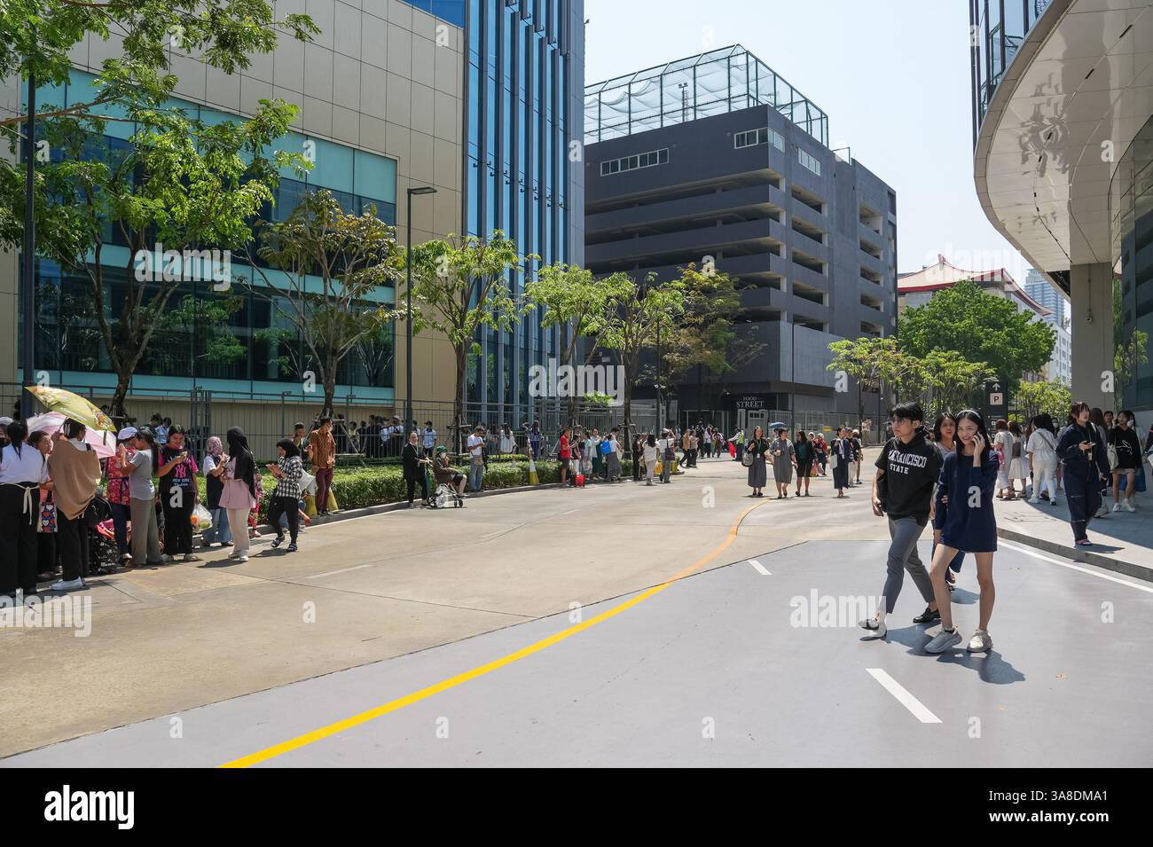 Bangkok, Thailand. März 2025. Menschen werden aus dem Gebäude und auf die Straße am Queen Sirikit National Convention Center (QSNCC) gesehen. Ein Erdbeben der Stärke 7,7 mit einem Epizentrum, das das Zentrum von Myanmar traf, verursachte in Bangkok beträchtliches Zittern, was zum Einsturz eines 30-stöckigen Gebäudes führte, das sich im Bau befindet, was mehrere Todesopfer forderte. Die thailändische Regierung erklärte in der Hauptstadt den Ausnahmezustand, um die Katastrophenschutzmaßnahmen zu koordinieren. Quelle: SOPA Images Limited/Alamy Live News Stockfoto