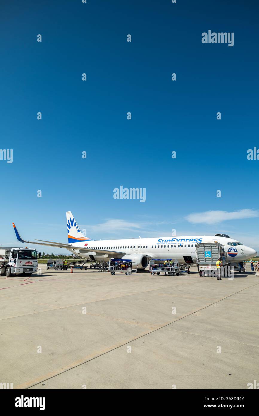 Van, Türkei - 07.01.2024: SunExpress Boeing 737 auf der Landebahn in der Türkei. SunExpress ist eine türkisch-deutsche Fluggesellschaft mit Sitz in Antalya. Stockfoto