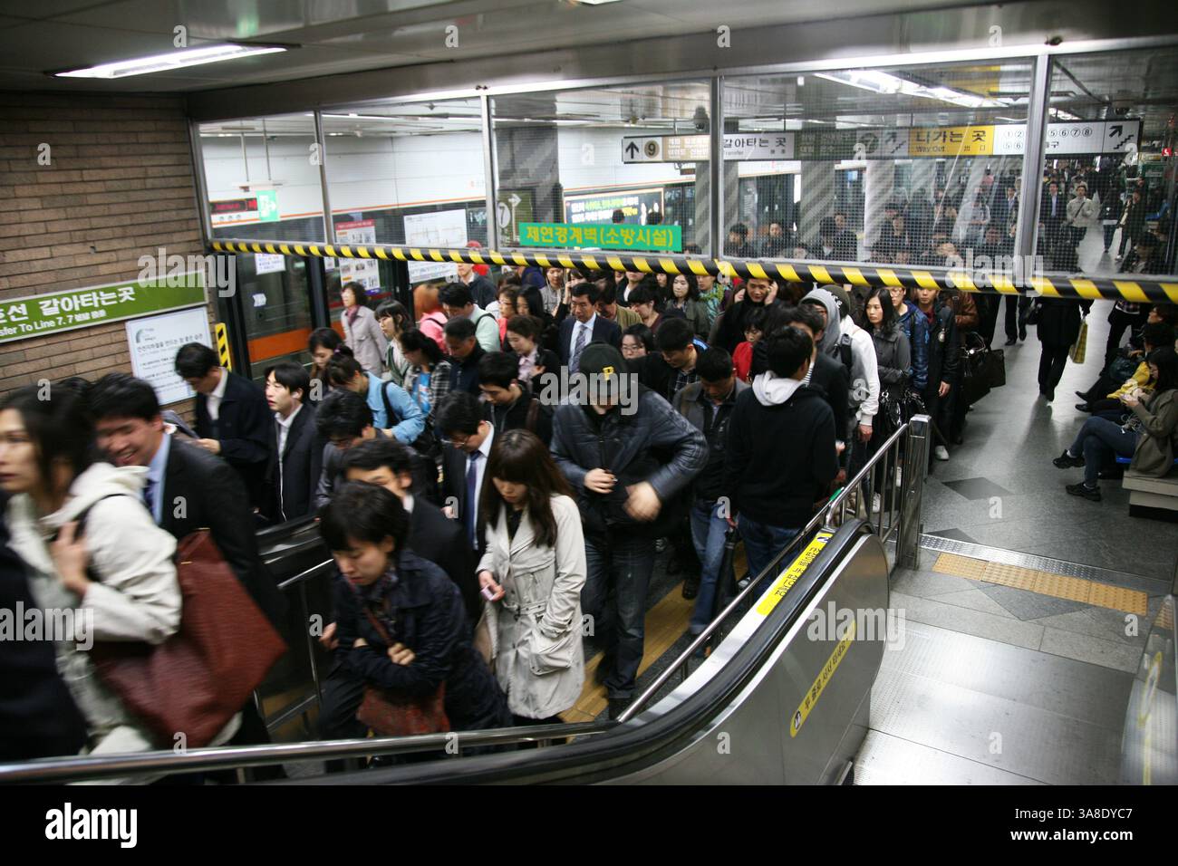 SEOUL, SÜDKOREA. 26. APRIL 2011. Pendler überqueren während der Hauptverkehrszeit eine U-Bahn-Station in Seoul und navigieren auf Rolltreppen und Bahnsteigen im vollgepackten Transit Stockfoto