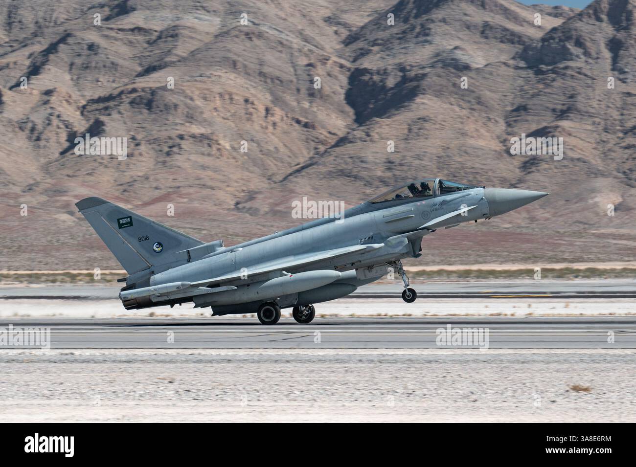 Ein Taifun der Royal Saudi Air Force landet vor dem Start der Red Flag-Nellis 25-2 auf der Nellis Air Force Base, Nevada, am 4. März 2025. International partne Stockfoto