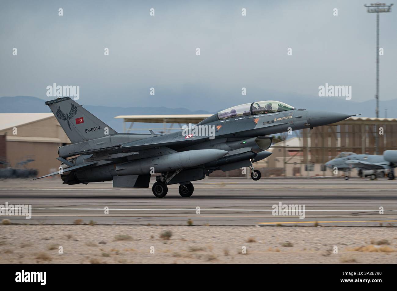 Eine türkische F-16, die der 132nd Squadron zugeteilt wurde, landet vor dem Start der Red Flag-Nellis 25-2 auf der Nellis Air Force Base, Nevada, am 5. März 2025. Internat Stockfoto