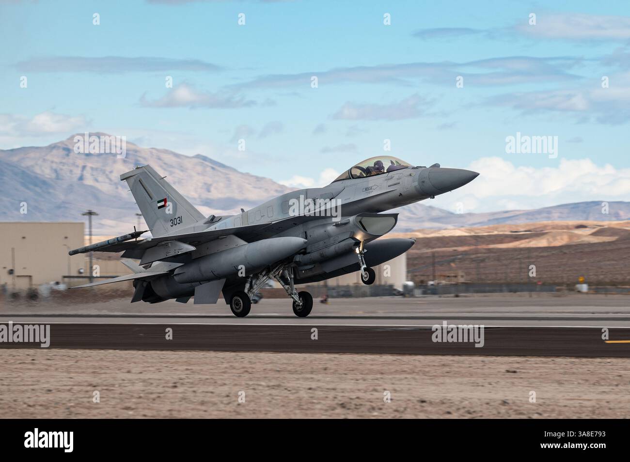 Ein F-16E Desert Falcon der United Arab Emirates Air Force landet vor dem Start der Red Flag-Nellis 25-2 am 6. März 2025 auf der Nellis Air Force Base in Nevada. Stockfoto