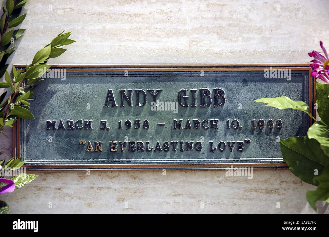 30. September 2005 – Los Angeles, USA – Andy Gibb (* 03.03.1958, gestorben am 10.03.1988. Er war Sänger der Bee Gees.) Das Hotel liegt auf dem „Forest Lawn - Hollywood Hills“ Cemetery in Los Angeles. 30.09.2005..Foto von Martensface an Face/AdMedia (Foto: © Martens/AdMedia via ZUMA Wire) Stockfoto