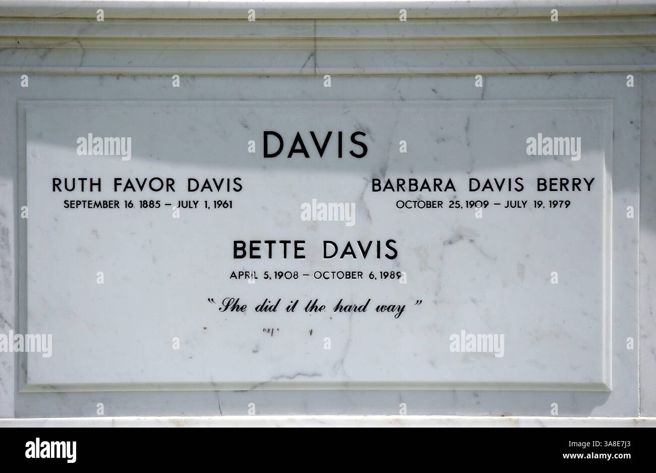 30. September 2005 – Los Angeles, USA – Bette Davis, geboren am 05.04.1908, gestorben am 06.10.1989. Sie war eine Schauspielerin, die 1977 für ihre Lebensarbeit mit dem Life Achievement Award der American Film Institutes ausgezeichnet wurde. Sie trat in mehr als 100 Filmen bei. Als erste Frau übernahm sie den Vorsitz in der Motion Picture Academy of Arts and Sciences auf dem Forest Lawn - Hollywood Hills Cemetery in Los Angeles. Foto von Martens/Face-to-Face/AdMedia (Foto: © Martens/AdMedia via ZUMA Wire) Stockfoto