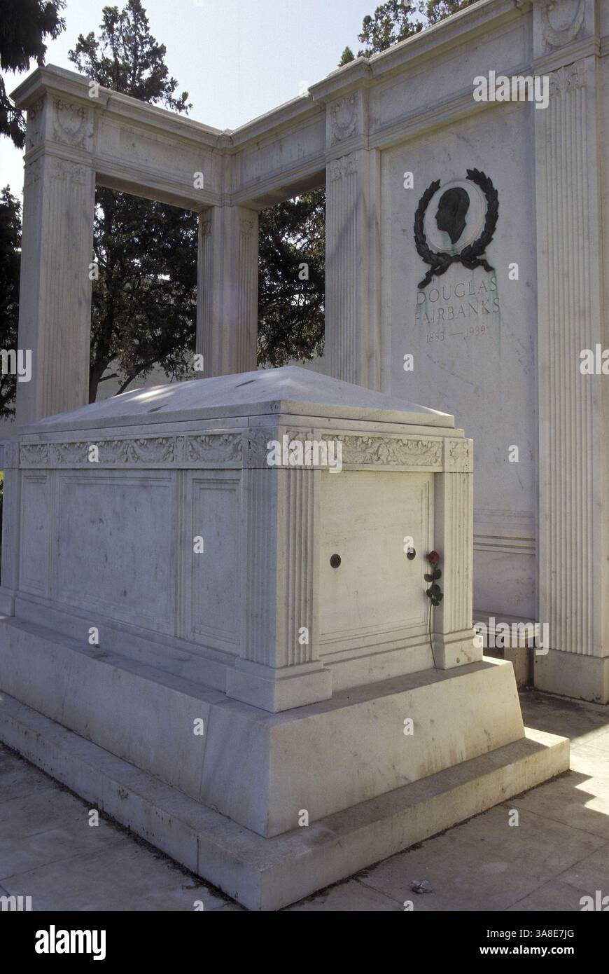 30. September 2005 – Los Angeles, USA – Douglas Fairbanks sen. Geboren am 23.05.1883, gestorben am 12.12.1939. Er war ein bedeutender US-amerikanischer Schauspieler, Regisseur, Drehbuchautor und Produzent in der Ära des Stummfilms Lies at the Forest Lawn - Hollywood Hills Cemetery in Los Angeles. Foto von Wiese/Face-to-Face/AdMedia (Foto: © Wiese/AdMedia via ZUMA Wire) Stockfoto