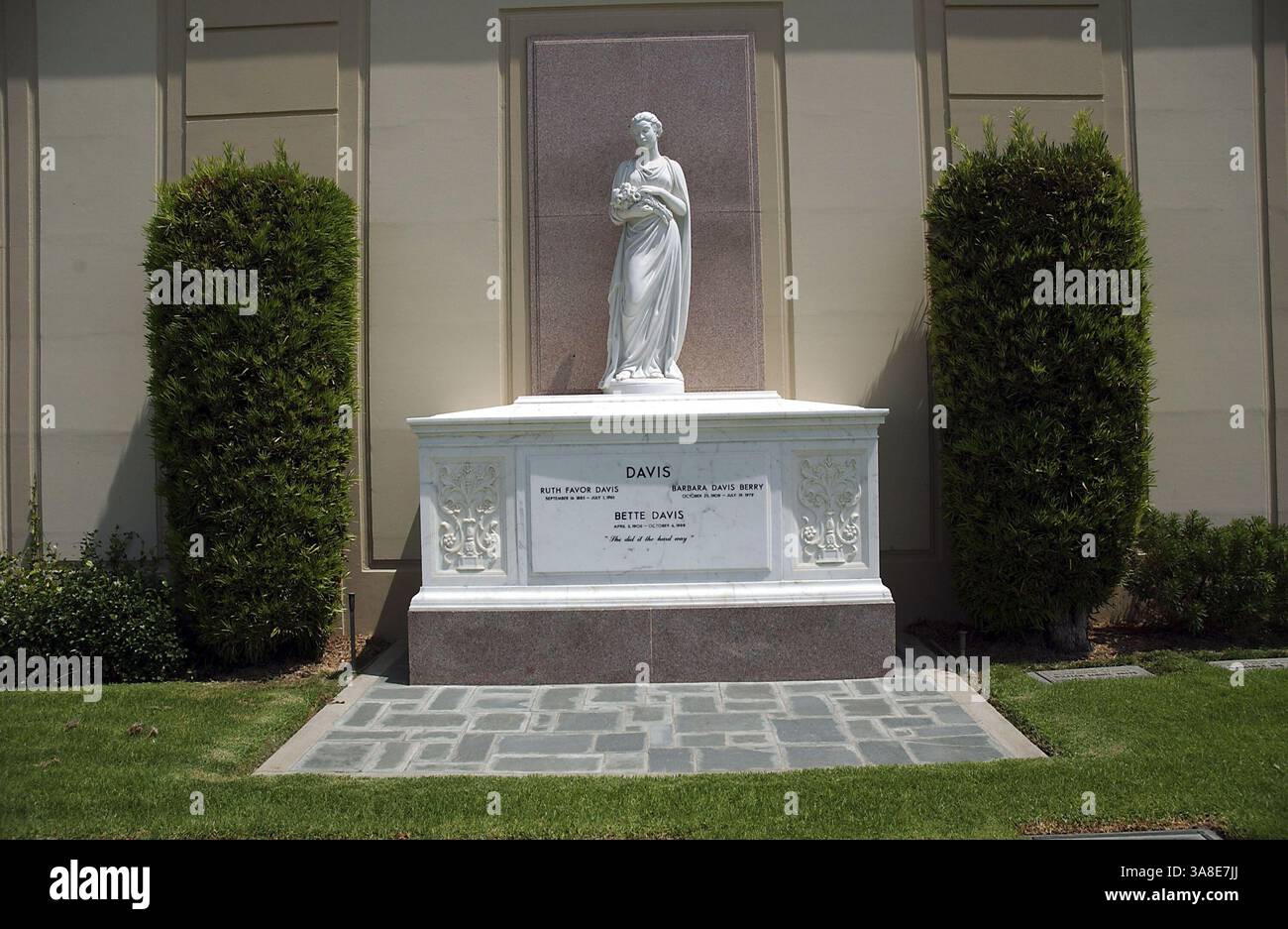 30. September 2005 – Los Angeles, USA – Bette Davis, geboren am 05.04.1908, gestorben am 06.10.1989. Sie war eine Schauspielerin, die 1977 für ihre Lebensarbeit mit dem Life Achievement Award der American Film Institutes ausgezeichnet wurde. Sie trat in mehr als 100 Filmen bei. Als erste Frau übernahm sie den Vorsitz in der Motion Picture Academy of Arts and Sciences auf dem Forest Lawn - Hollywood Hills Cemetery in Los Angeles. Foto von Martens/Face-to-Face/AdMedia (Foto: © Martens/AdMedia via ZUMA Wire) Stockfoto