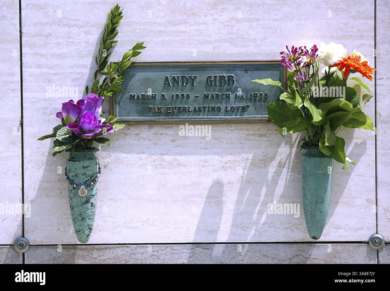 30. September 2005 – Los Angeles, USA – Andy Gibb (* 03.03.1958, gestorben am 10.03.1988. Er war Sänger der Bee Gees.) Das Hotel liegt auf dem „Forest Lawn - Hollywood Hills“ Cemetery in Los Angeles. 30.09.2005..Foto von Martensface an Face/AdMedia (Foto: © Martens/AdMedia via ZUMA Wire) Stockfoto