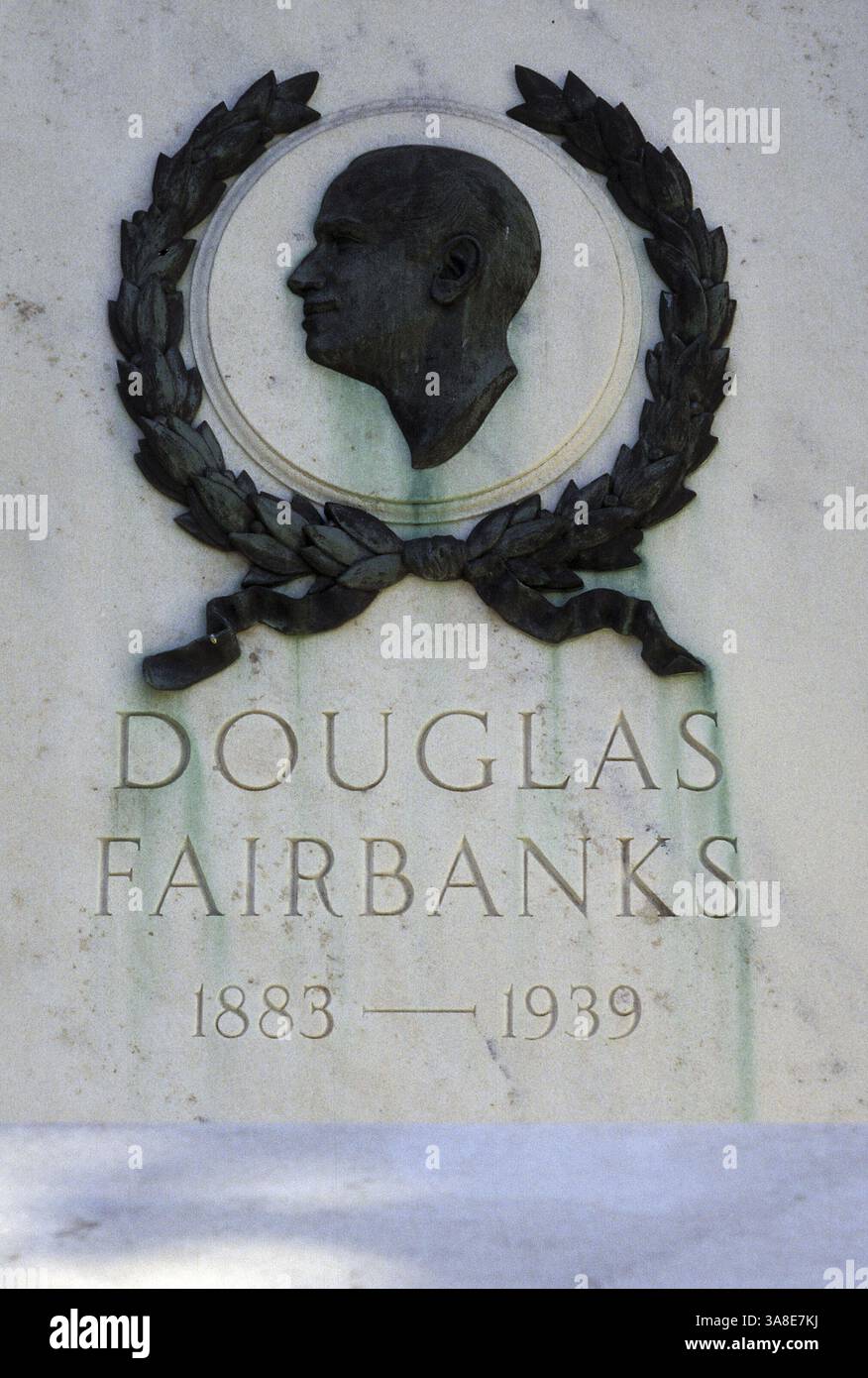 30. September 2005 – Los Angeles, USA – Douglas Fairbanks sen. Geboren am 23.05.1883, gestorben am 12.12.1939. Er war ein bedeutender US-amerikanischer Schauspieler, Regisseur, Drehbuchautor und Produzent in der Ära des Stummfilms Lies at the Forest Lawn - Hollywood Hills Cemetery in Los Angeles. Foto von Wiese/Face-to-Face/AdMedia (Foto: © Wiese/AdMedia via ZUMA Wire) Stockfoto
