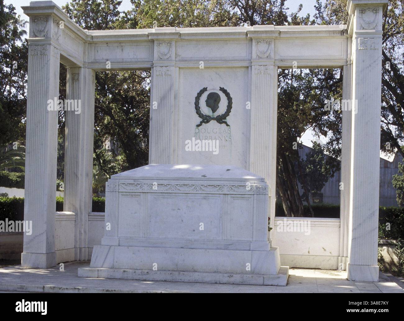 30. September 2005 – Los Angeles, USA – Douglas Fairbanks sen. Geboren am 23.05.1883, gestorben am 12.12.1939. Er war ein bedeutender US-amerikanischer Schauspieler, Regisseur, Drehbuchautor und Produzent in der Ära des Stummfilms Lies at the Forest Lawn - Hollywood Hills Cemetery in Los Angeles. Foto von Wiese/Face-to-Face/AdMedia (Foto: © Wiese/AdMedia via ZUMA Wire) Stockfoto