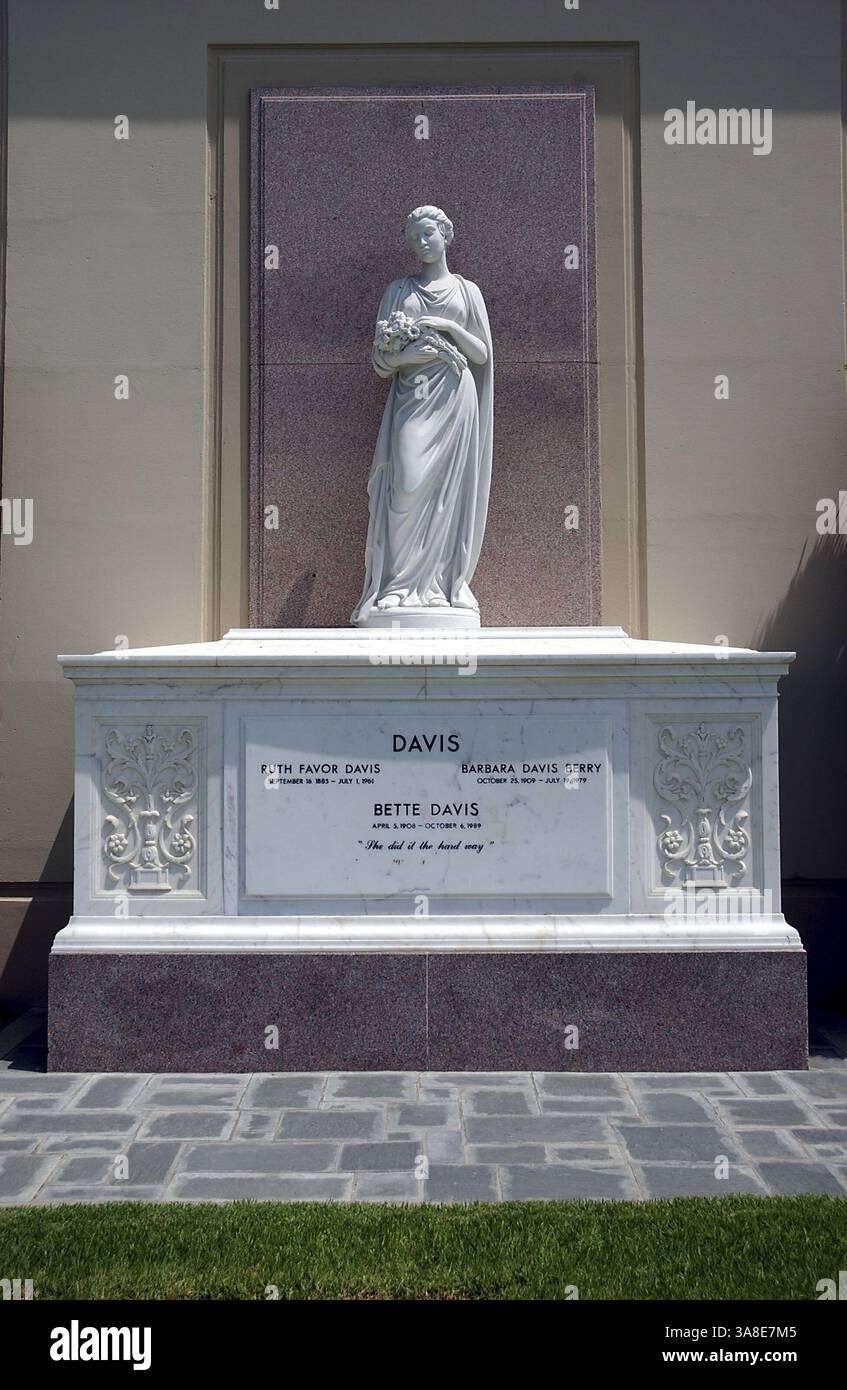 30. September 2005 – Los Angeles, USA – Bette Davis, geboren am 05.04.1908, gestorben am 06.10.1989. Sie war eine Schauspielerin, die 1977 für ihre Lebensarbeit mit dem Life Achievement Award der American Film Institutes ausgezeichnet wurde. Sie trat in mehr als 100 Filmen bei. Als erste Frau übernahm sie den Vorsitz in der Motion Picture Academy of Arts and Sciences auf dem Forest Lawn - Hollywood Hills Cemetery in Los Angeles. Foto von Martens/Face-to-Face/AdMedia (Foto: © Martens/AdMedia via ZUMA Wire) Stockfoto