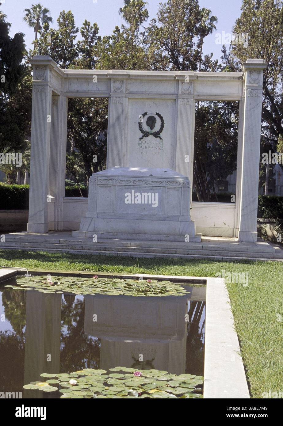30. September 2005 – Los Angeles, USA – Douglas Fairbanks sen. Geboren am 23.05.1883, gestorben am 12.12.1939. Er war ein bedeutender US-amerikanischer Schauspieler, Regisseur, Drehbuchautor und Produzent in der Ära des Stummfilms Lies at the Forest Lawn - Hollywood Hills Cemetery in Los Angeles. Foto von Wiese/Face-to-Face/AdMedia (Foto: © Wiese/AdMedia via ZUMA Wire) Stockfoto