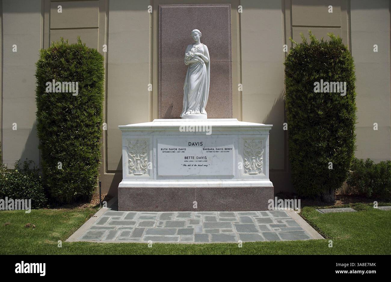 30. September 2005 – Los Angeles, USA – Bette Davis, geboren am 05.04.1908, gestorben am 06.10.1989. Sie war eine Schauspielerin, die 1977 für ihre Lebensarbeit mit dem Life Achievement Award der American Film Institutes ausgezeichnet wurde. Sie trat in mehr als 100 Filmen bei. Als erste Frau übernahm sie den Vorsitz in der Motion Picture Academy of Arts and Sciences auf dem Forest Lawn - Hollywood Hills Cemetery in Los Angeles. Foto von Martens/Face-to-Face/AdMedia (Foto: © Martens/AdMedia via ZUMA Wire) Stockfoto