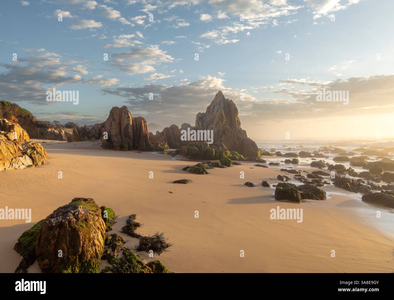 Australische Felsküste bei Sonnenaufgang: Gillard's Beach im Mimosa Rocks National Park an der Südküste von New South Wales Stockfoto