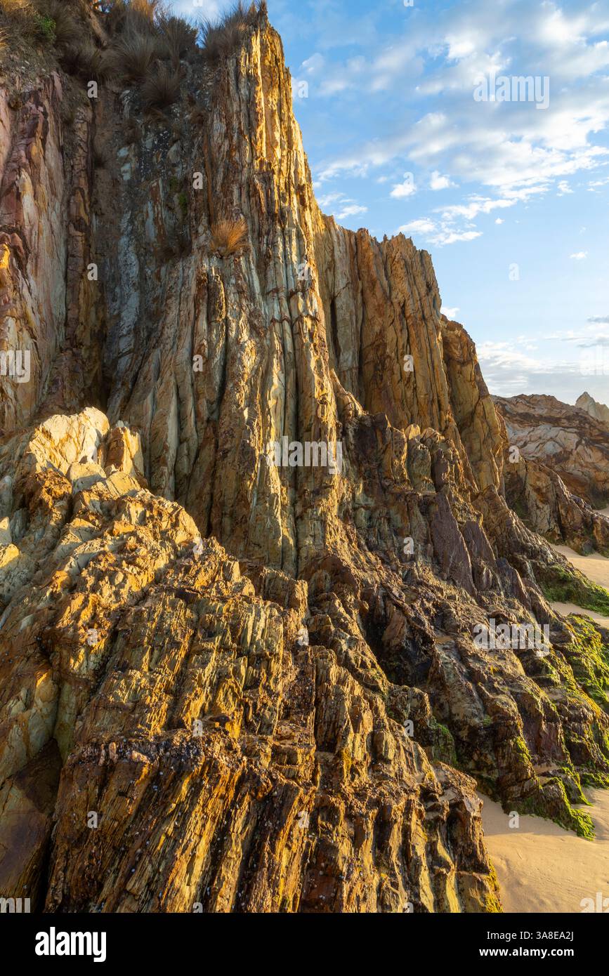 Australische Felsküste bei Sonnenaufgang: Gillard's Beach im Mimosa Rocks National Park an der Südküste von New South Wales Stockfoto