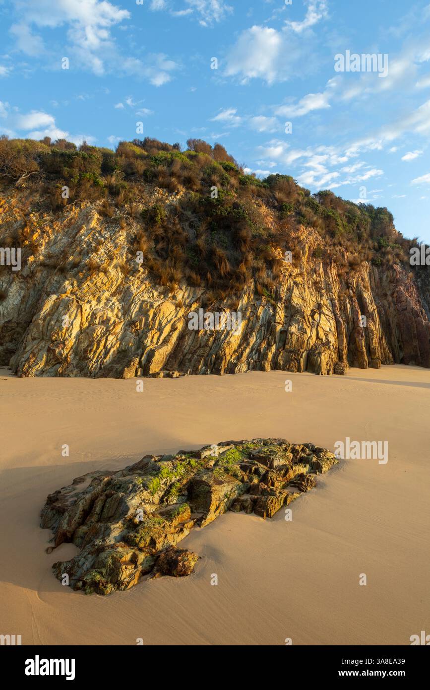 Australische Felsküste bei Sonnenaufgang: Gillard's Beach im Mimosa Rocks National Park an der Südküste von New South Wales Stockfoto