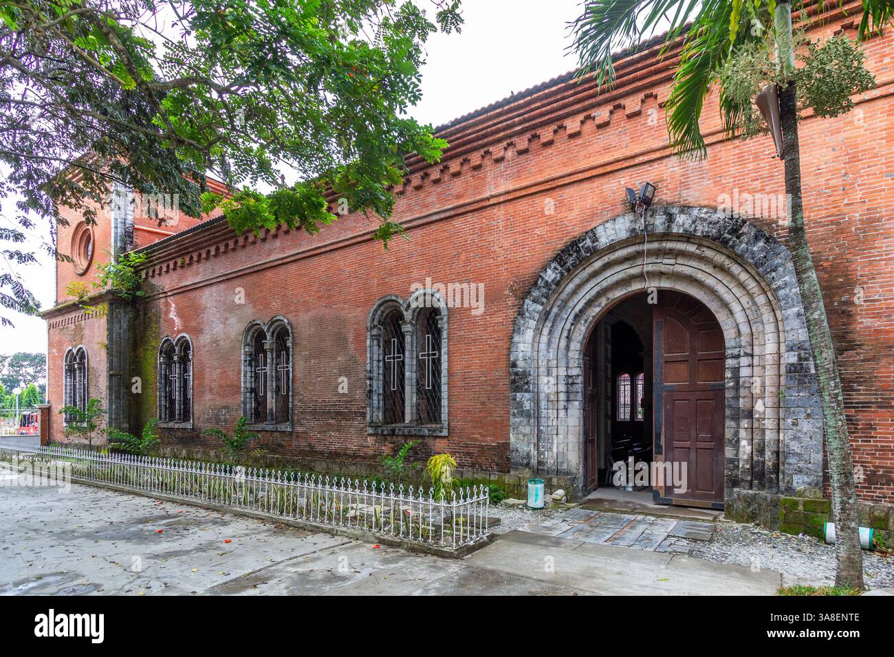 Die Sta. Die Monica Parish Church, eine spanische Kolonialkirche in Iloilo, Philippinen, ist ein historisches Symbol des katholischen Erbes Stockfoto