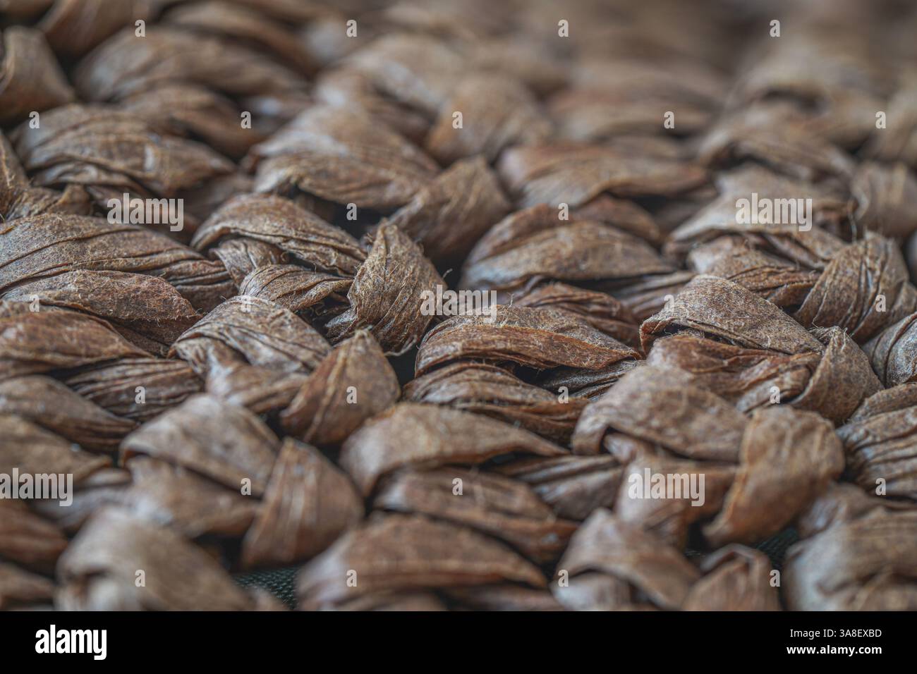 Nahaufnahme einer gewebten braunen Faserstruktur mit komplexen Mustern und natürlichem Material, ideal für Hintergründe und Designprojekte. Stockfoto