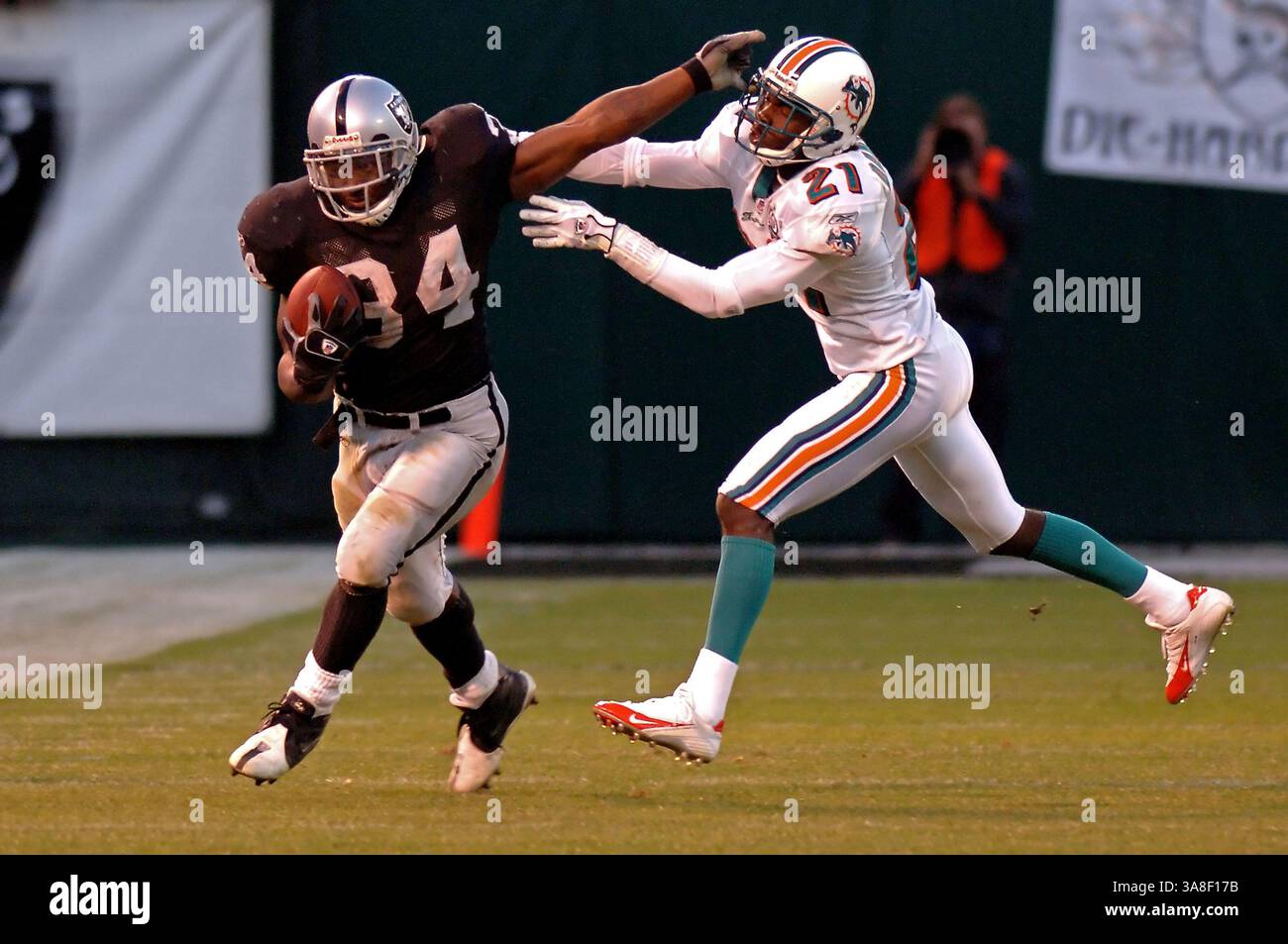 27. November 2005 Oakland, CA - der Raiders Jerry Porter #84 fängt in den letzten Sekunden des Spiels einen Pass über die Dolphins Nnamdi Asomugha #21 von Raiders Quarterback Kerry Collins. Die Miami Dolphins besiegten die Oakland Raiders 33-21 im McAfee Coliseum in Oakland, Kalifornien Stockfoto