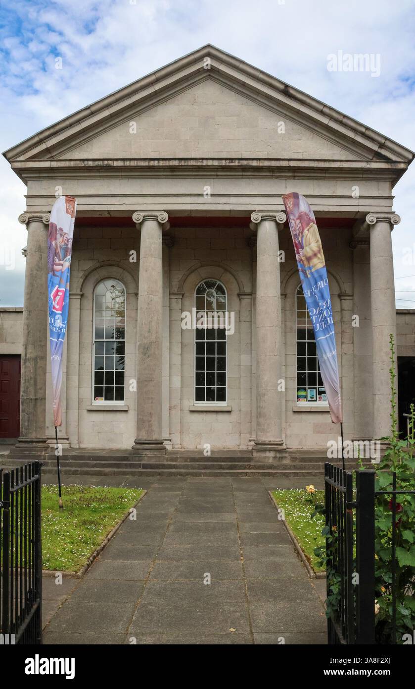 Eingang zum County Museum Armagh. Neoklassizistische Architektur Armagh Nordirland. Frontfassade County Museum Irland. Stockfoto