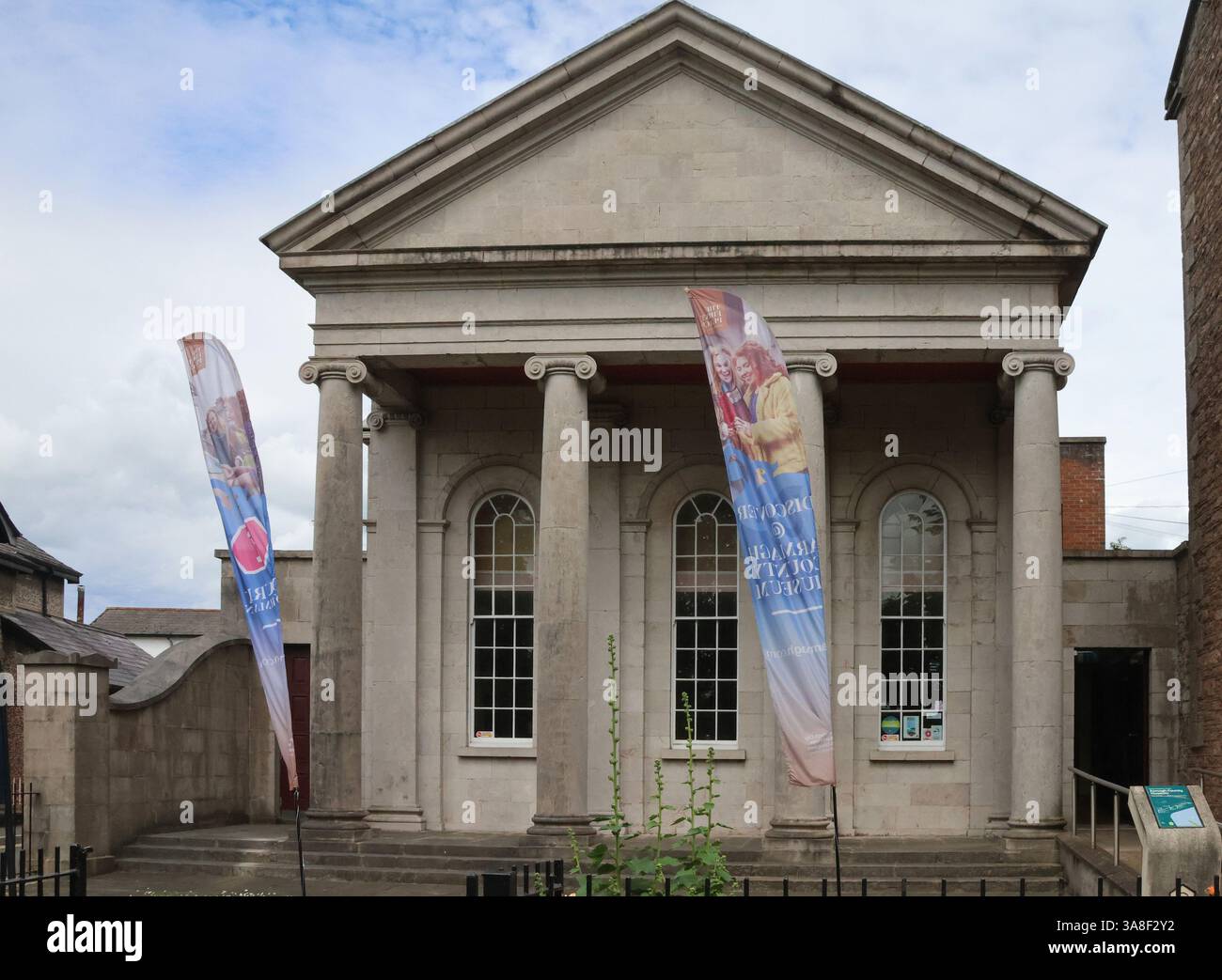 Straßenblick auf das mueseum Nordirland. County Museum Building Ireland. Museum East Mall Armagh Nordirland. Stockfoto
