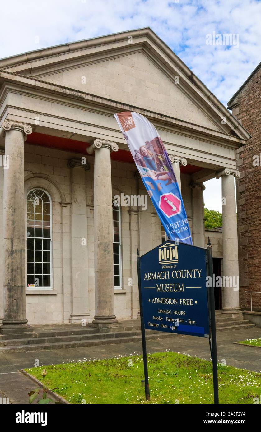 Nordirisches Museum Armagh County Museum neoklassizistische Fassadenanschlagtafel und Portikus Armagh. Stockfoto