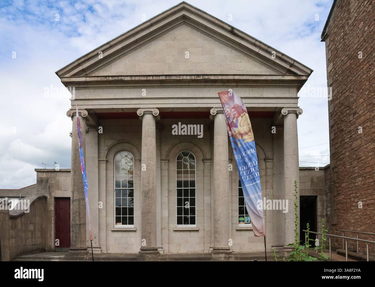 Ländliches Museum für Nordirland. Armagh County Museum Mall East City of Armagh. Vorderansicht des neoklassizistischen Portikusgebäudes Irland. Stockfoto